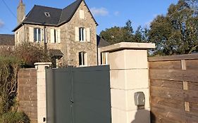 Kermaravel, le petit manoir en bord de mer.