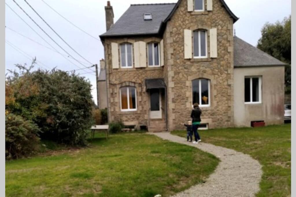 Kermaravel, le petit manoir en bord de mer. Saint-Pol-de-Léon Extérieur photo